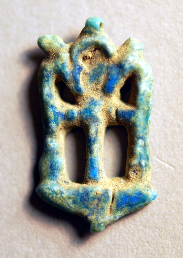 Niebieskozielony amulet z fajansu w kształcie znaku ankh flankowanego dwoma berłami was