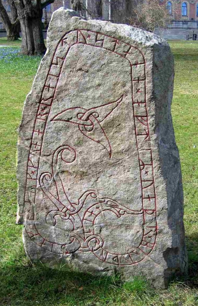 Triquetra na kamieniu runicznym w Uppsali Kamień runiczny z wijącą się wstęgą runiczną i splecionym węzłem w polu wewnętrznym