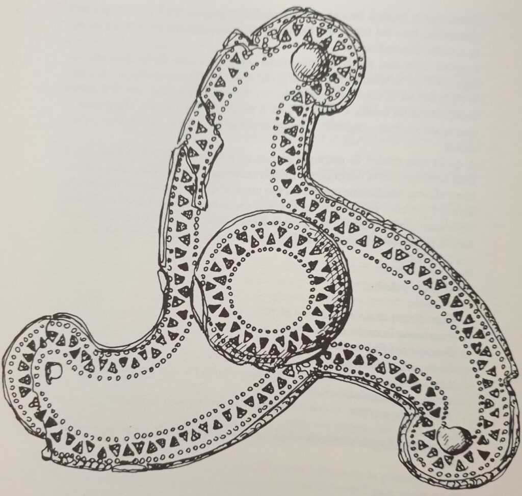 Triquetra ze zdobienia tarczy longobardzkiej Rysunek trzech splecionych łuków tworzących trójramienny węzeł wypełniony drobnym ornamentem