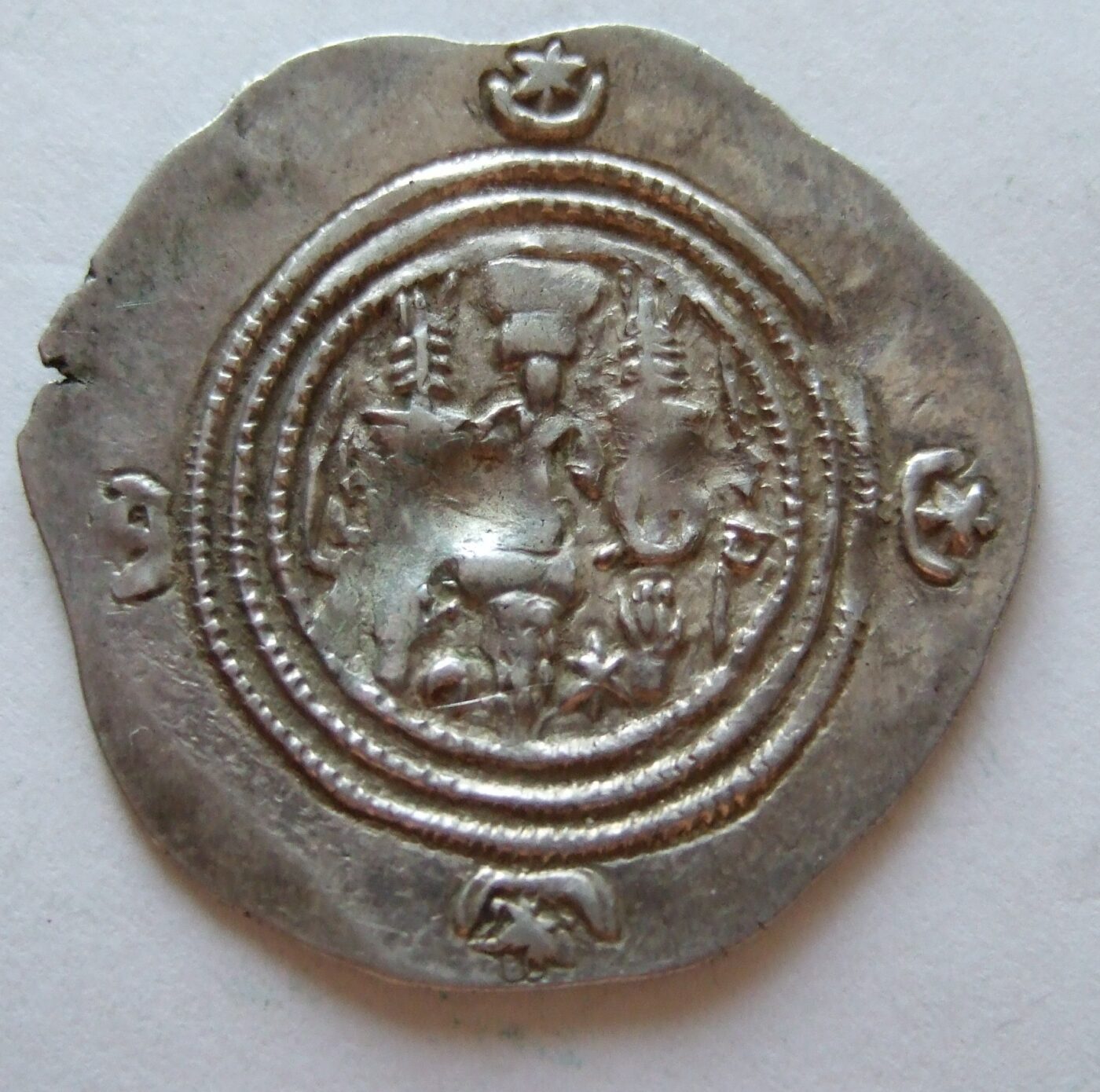 Srebrna drachma sasanidzka Chosrowa II z lat 616-617 z gwiazdami i półksiężycami rozmieszczonymi na obrzeżu monety