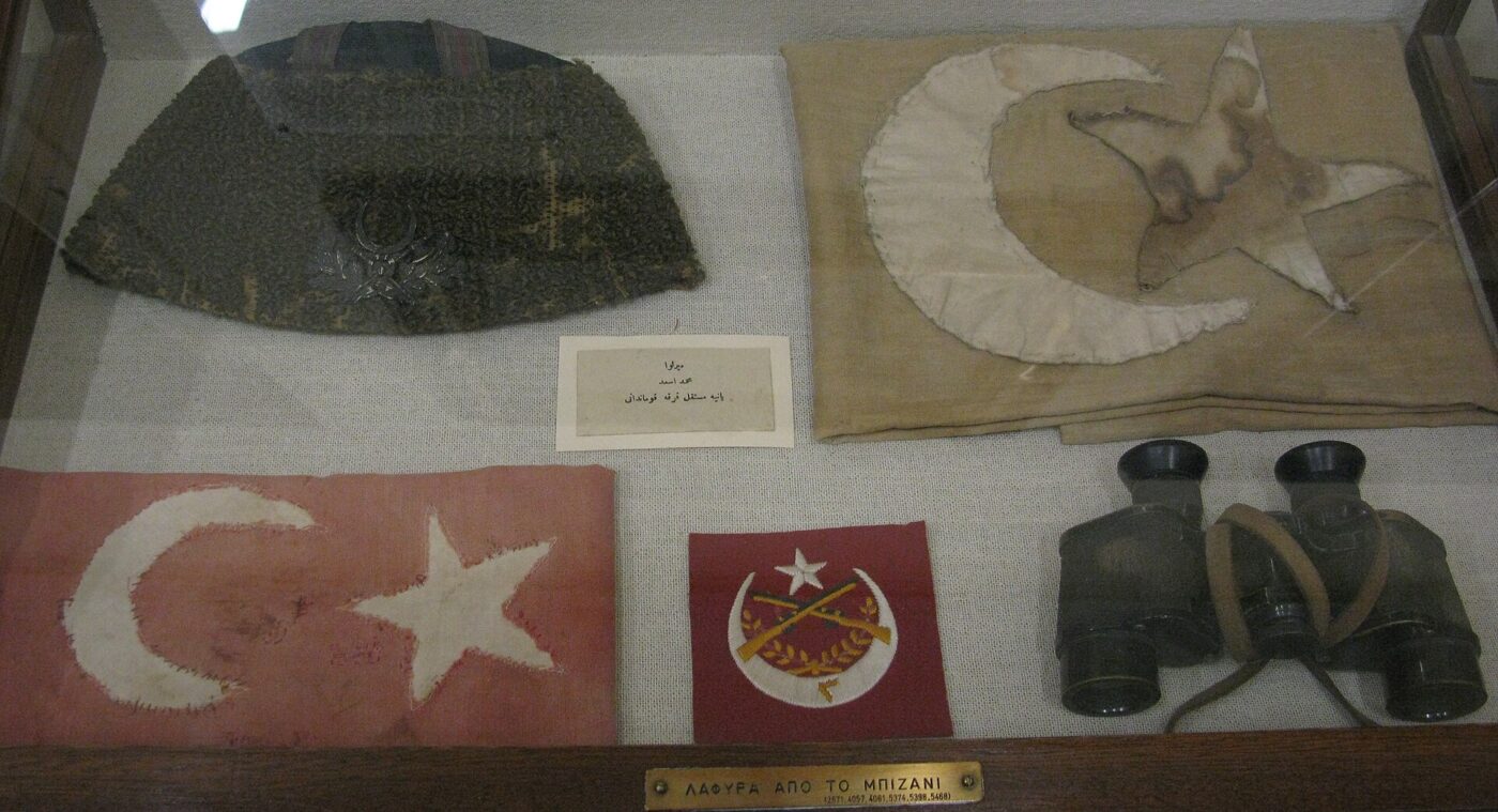 Gablota muzealna z osmańskimi sztandarami i proporcami z gwiazdą i półksiężycem, Narodowe Muzeum Historyczne w Atenach