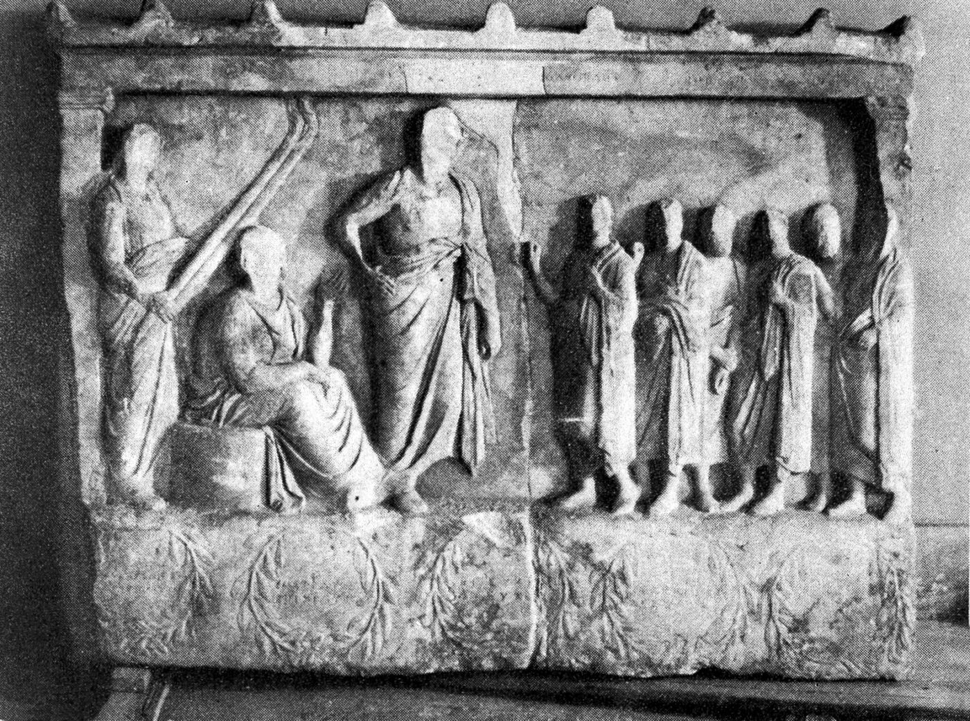 Antyczny relief w formie kapliczki przedstawiający ateńskich lekarzy oraz Asklepiosa, ze zbiorów Wellcome Collection