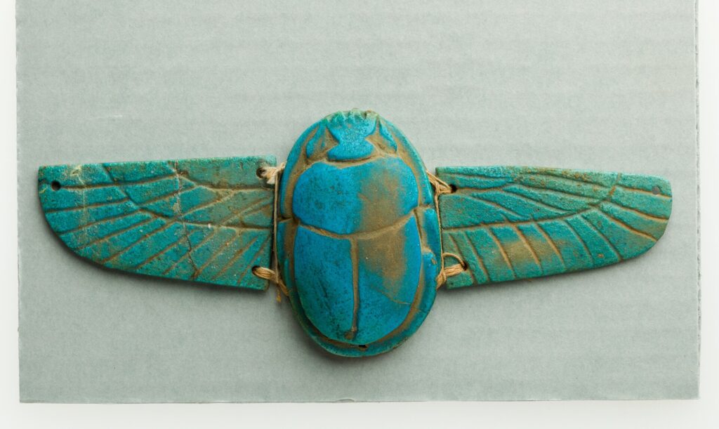 Egipski amulet w postaci skarabeusza z rozpostartymi skrzydłami z niebieskiego fajansu