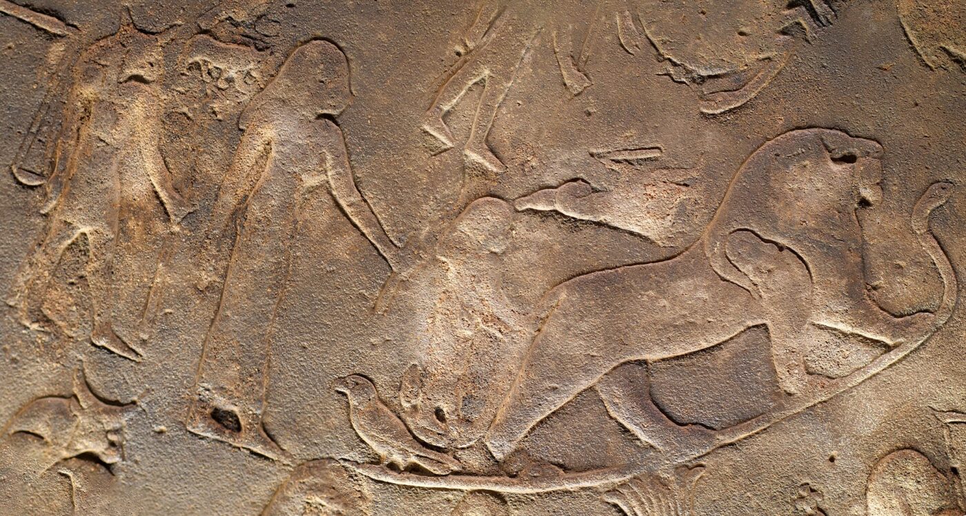 Fragment płaskorzeźby zodiaku z Dendery z figurami panny i kroczacego lwa