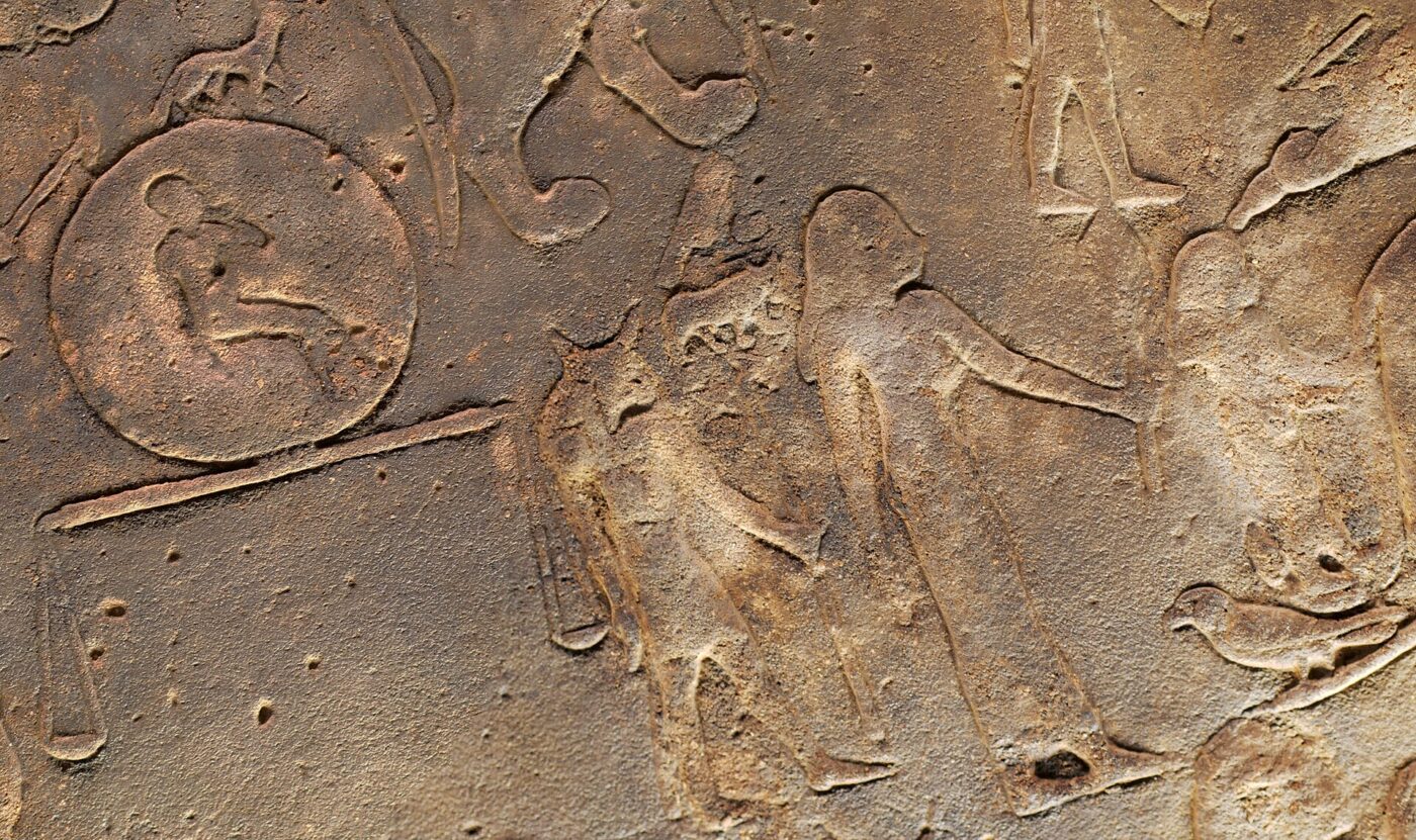 Fragment płaskorzeźby zodiaku z Dendery z figurami wagi i panny trzymającej kłos