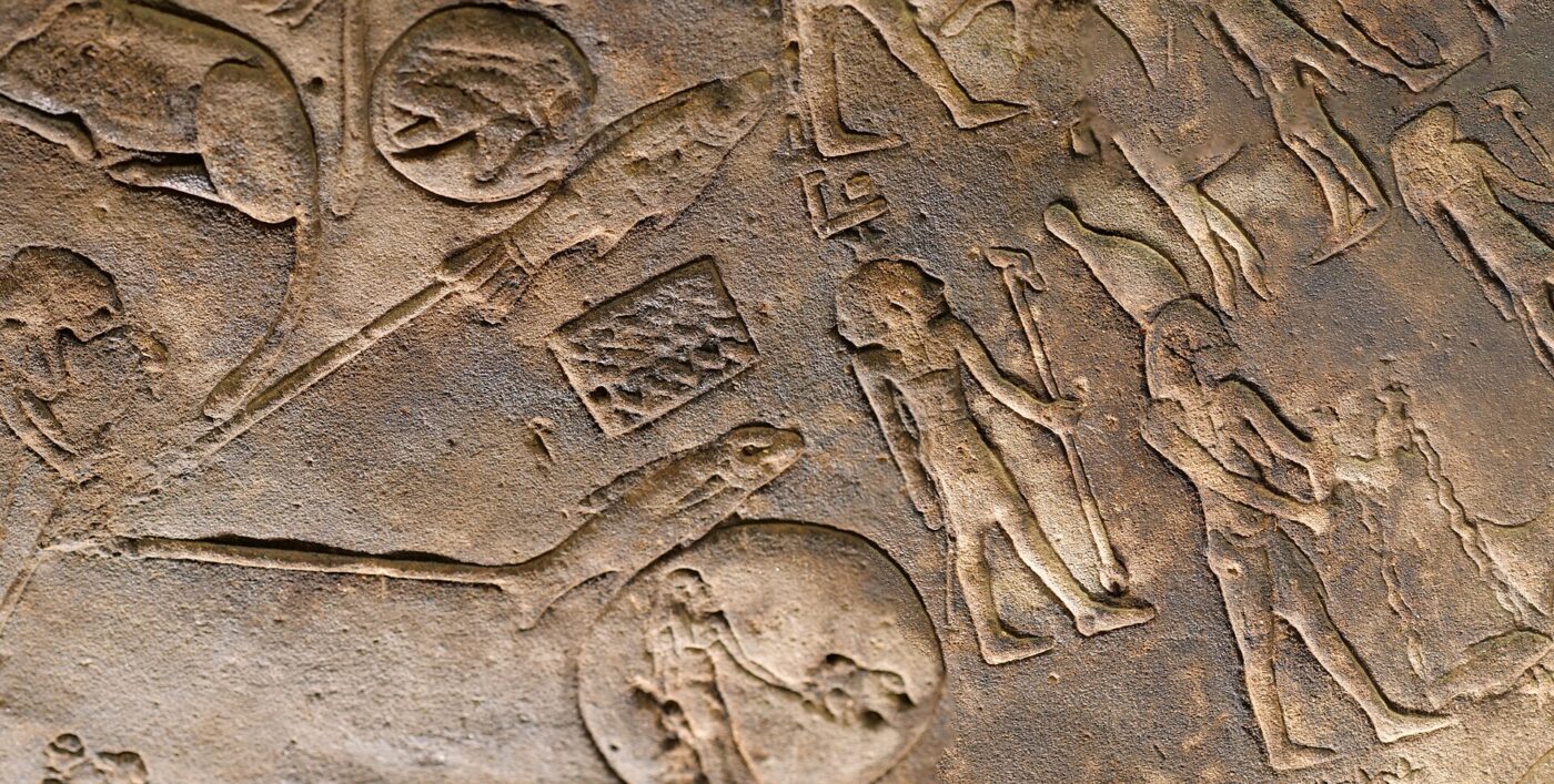 Fragment płaskorzeźby zodiaku z Dendery z figurami ryb i wodnika wylewającego wodę z dzbanów