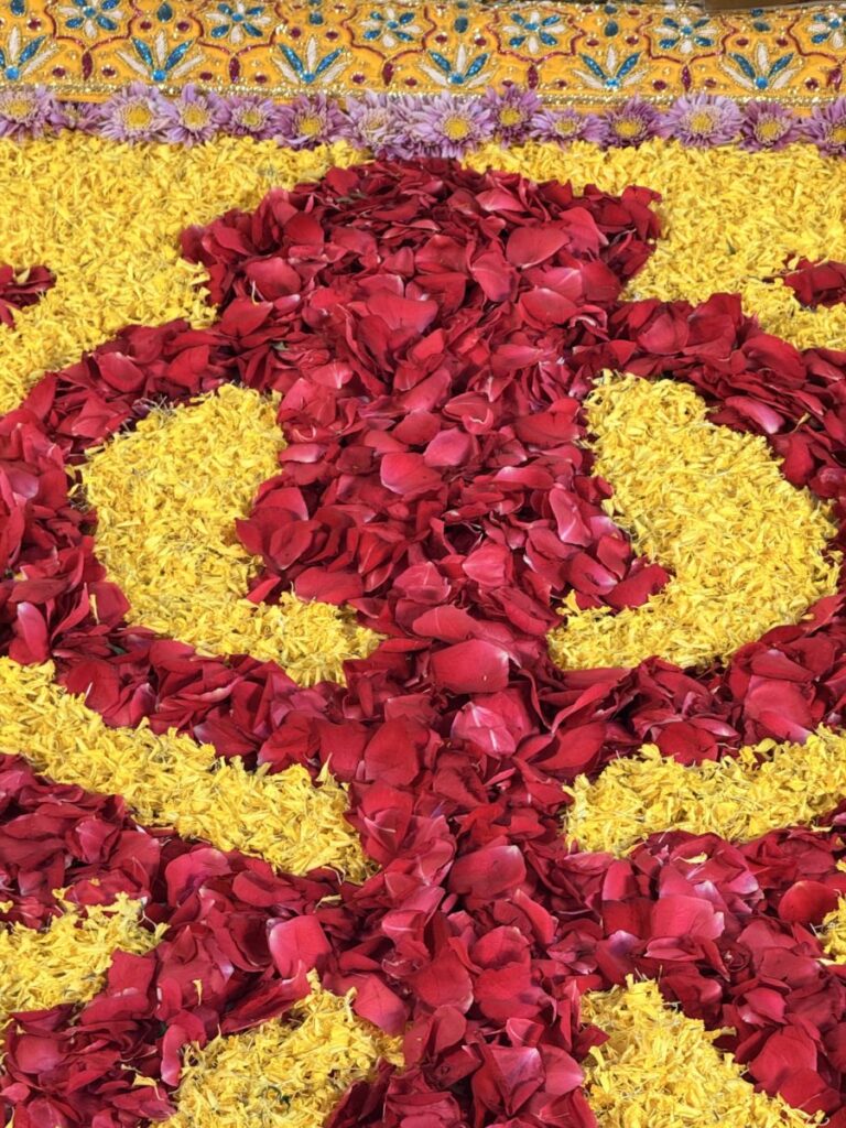 Khanda ułożona z kwiatów w Takht Hazur Sahib Symbol khanda ułożony z czerwonych i żółtych płatków kwiatów