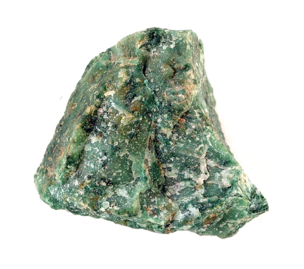 Jadeit - okaz mineralogiczny Bryła zielonego jadeitu o ziarnistej powierzchni na białym tle